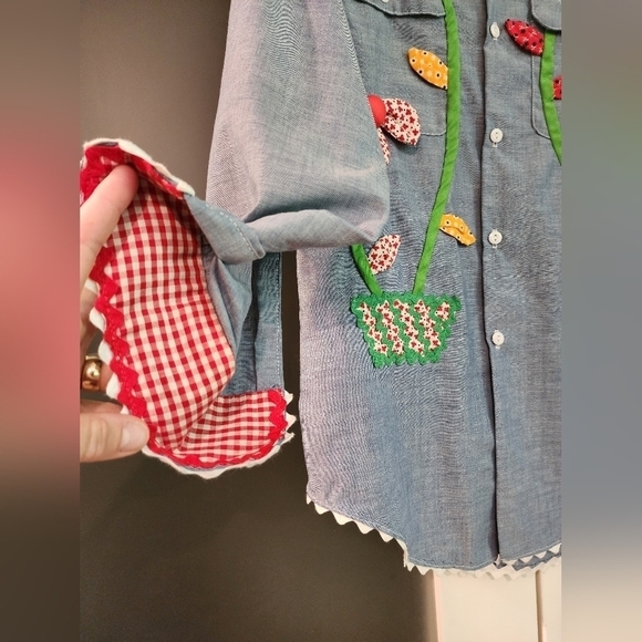 Vtg 70s Chambray Denim button down shirt with Patchwork flowers and butterfly - Picture 3 of 14